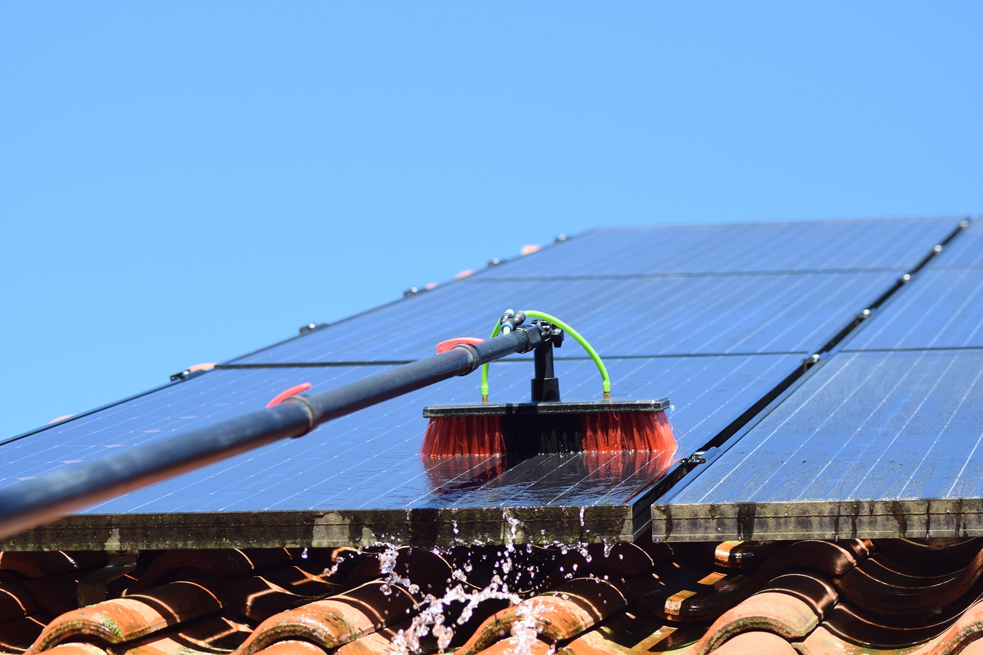 Zonnepanelen reinigen met een telescoopsteel