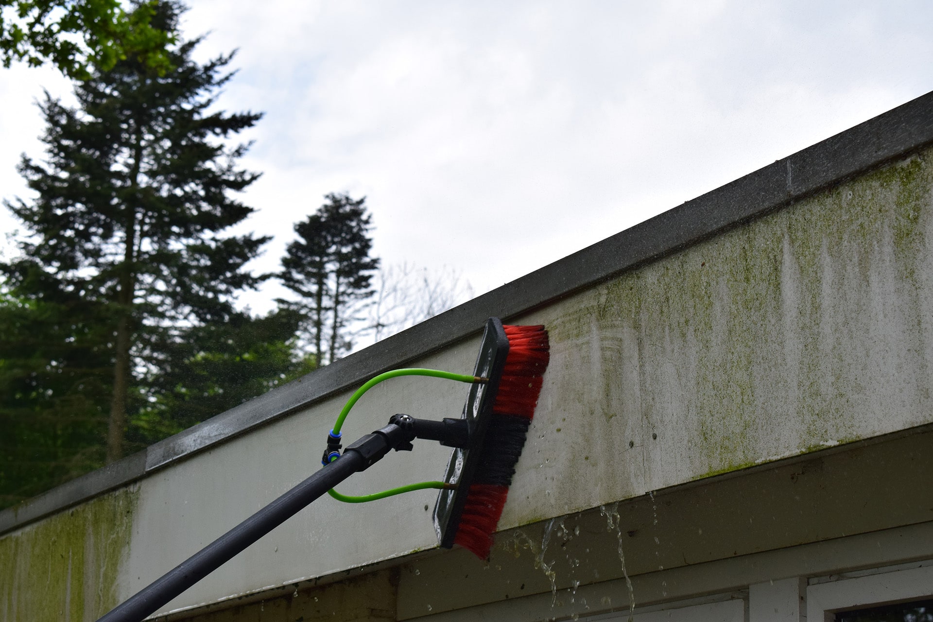 houtwerk reinigen met een telescoopsteel