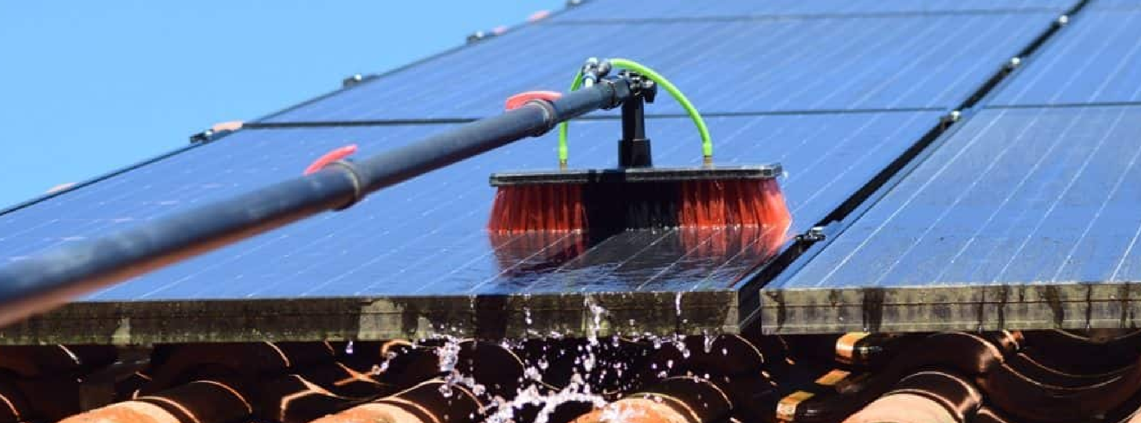 Zonnepanelen reinigen met een telescoopborstel