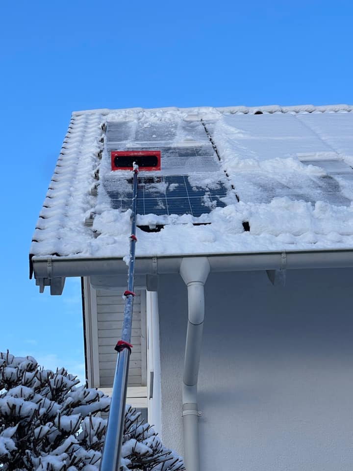 sneeuw verwijderen van zonnepanelen met een telescoopsteel