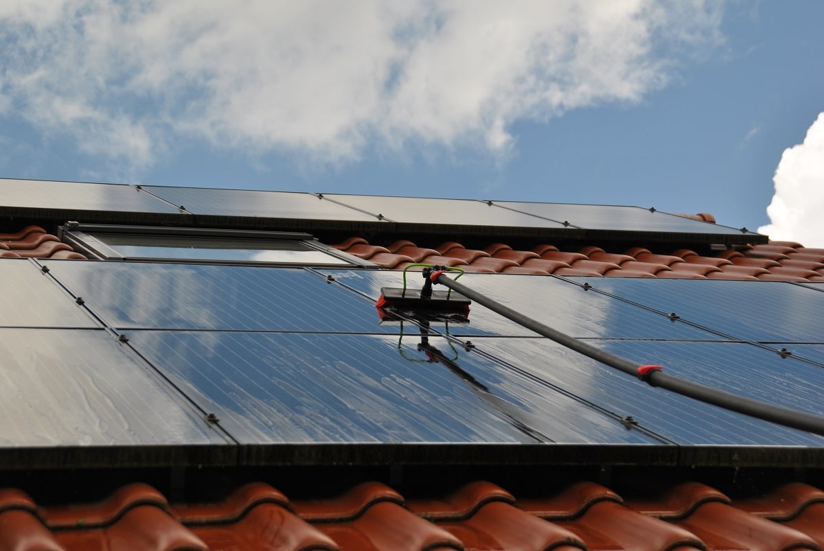 zonnepanelen reinigen met telescoopsteel