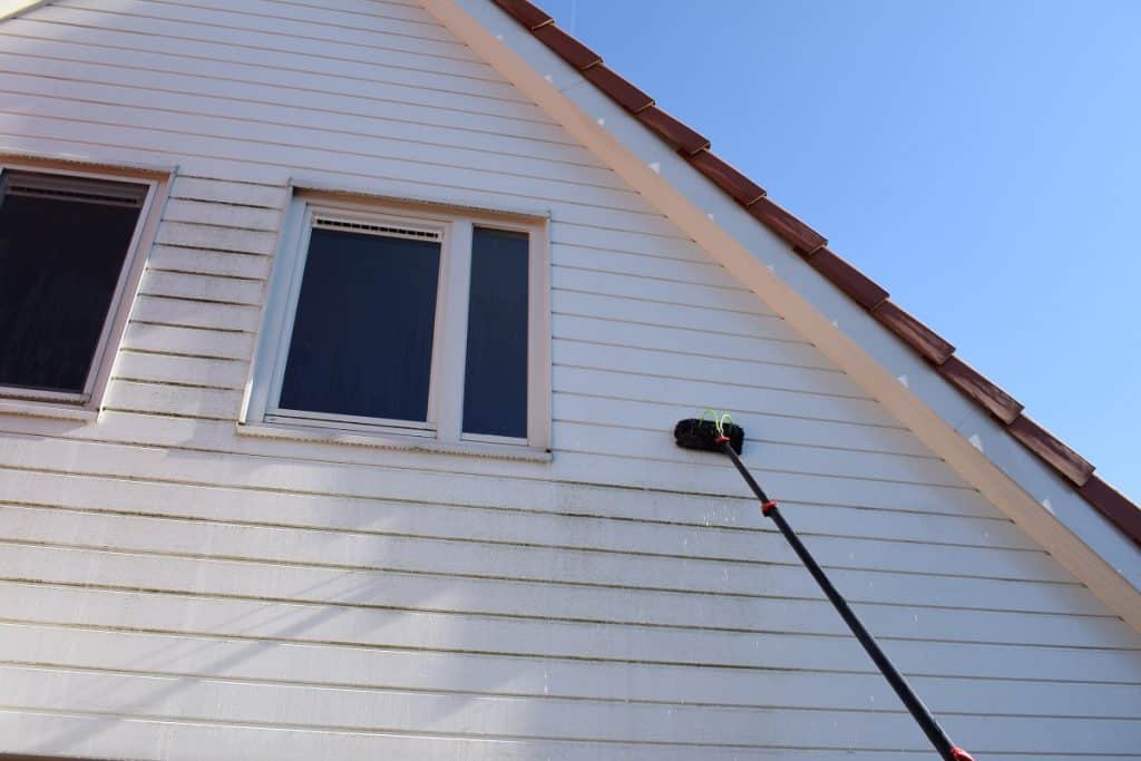 houtwerk wassen met een telescoopborstel