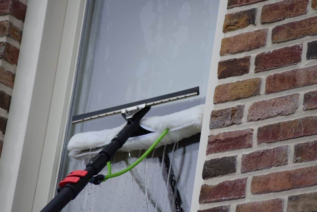 Hoge ramen wassen met een telescoopsteel