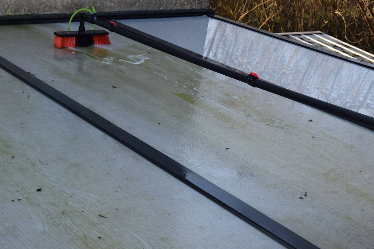 Terrasoverkapping reinigen met een telescoopsteel