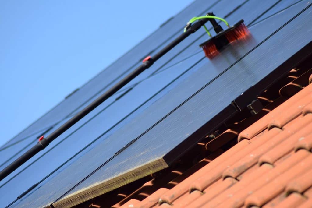 zonnepanelen reinigen telescoopborstel