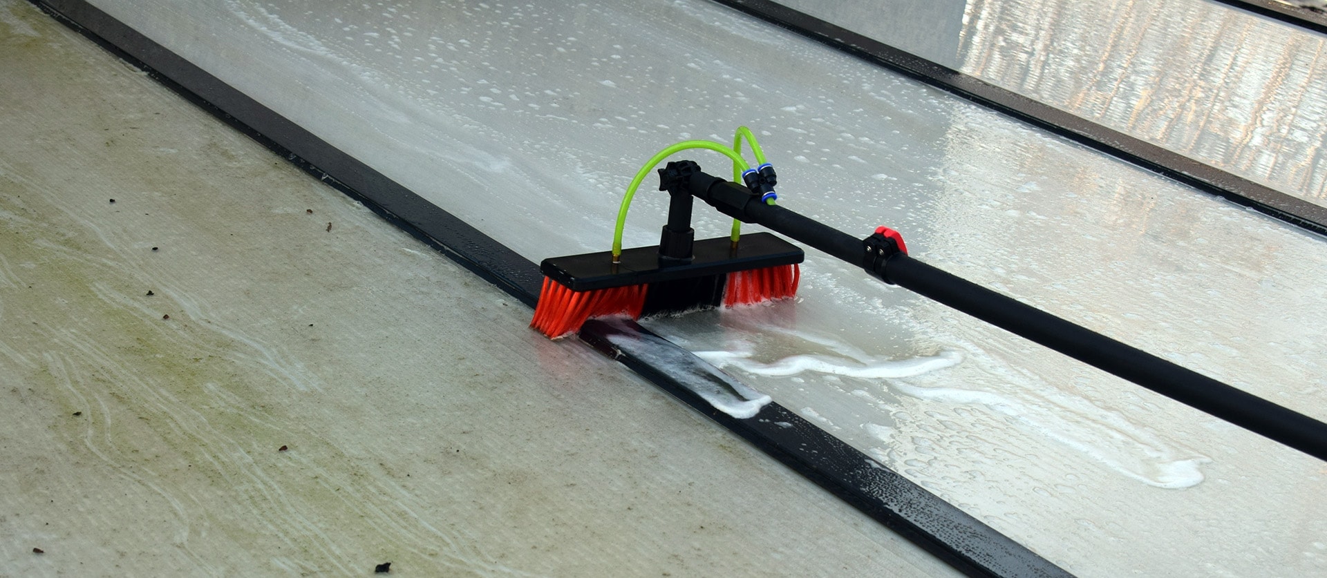 Terrasoverkapping reinigen met telescoopsteel