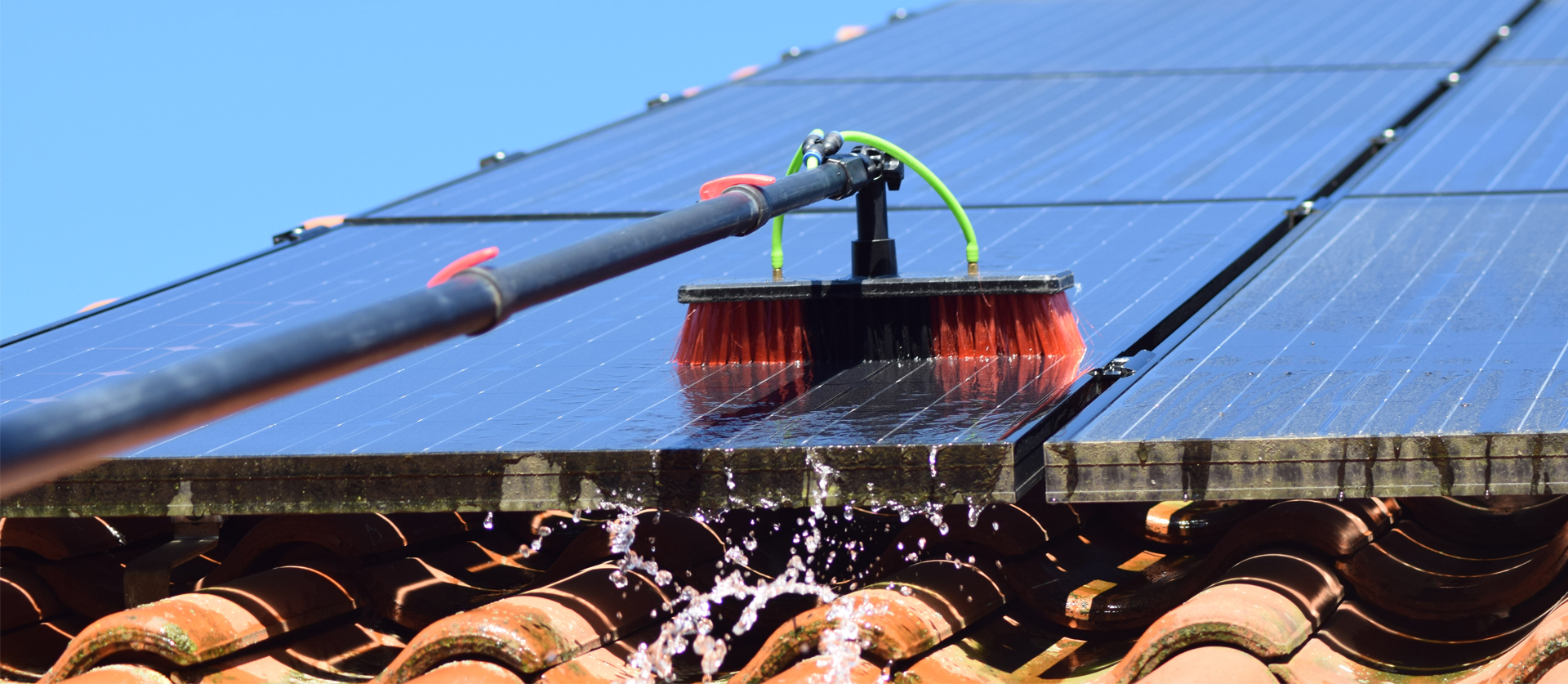 Zaharazand van je zonnepanelen reiniging door middel van een telescoopsteel